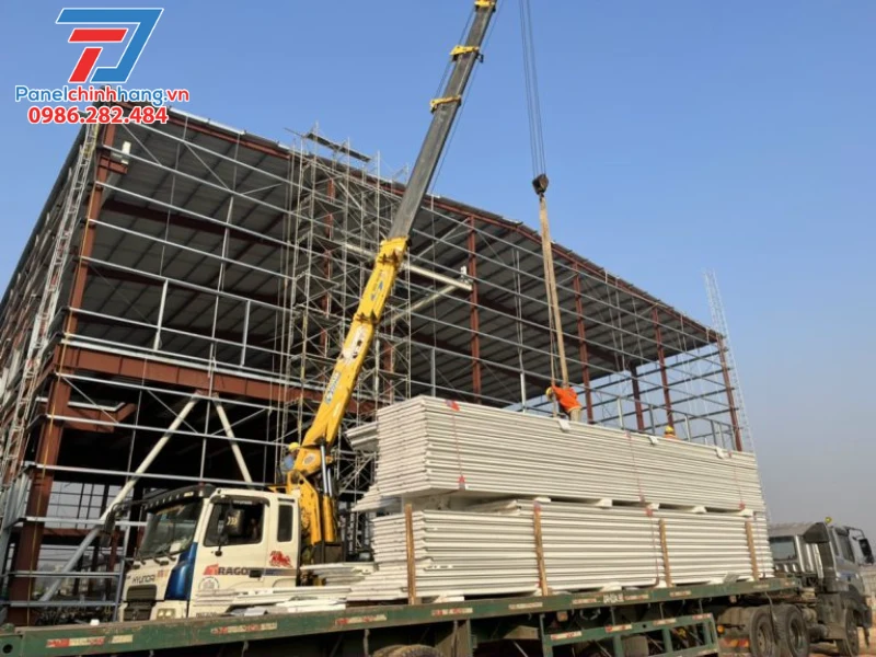 Những lưu ý về an toàn lao động trong thi công mái panel